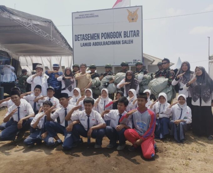 MTsN 10 Blitar mengikuti Upacara Peringatan HUT TNI ke-78 di Lapangan TNI AU Ponggok