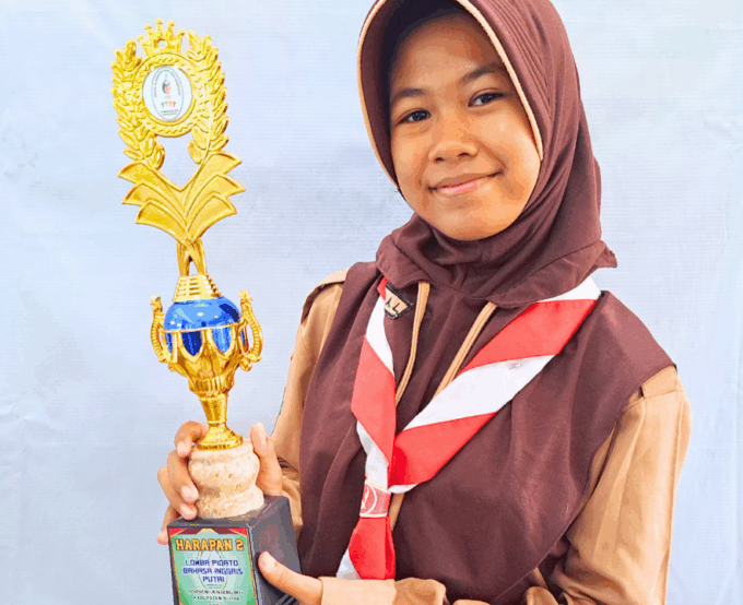SISWI MTSN 10 BLITAR RAIH JUARA HARAPAN 2 PIDATO BAHASA INGGRIS PORSENI 2025