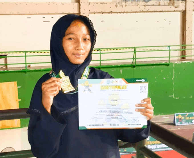 SISWI MTsN 10 BLITAR RAIH PRESTASI GEMILANG DI AJANG PENCAK SILAT NASIONAL