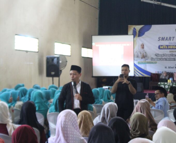 MTsN 10 Blitar Gelar Smart Parenting dan Motivasi untuk Siswa Kelas IX
