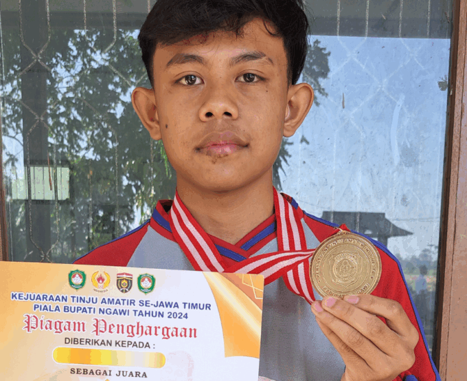 SISWA MTSN 10 BLITAR RAIH JUARA 1 TINJU AMATIR SE-JAWA TIMUR