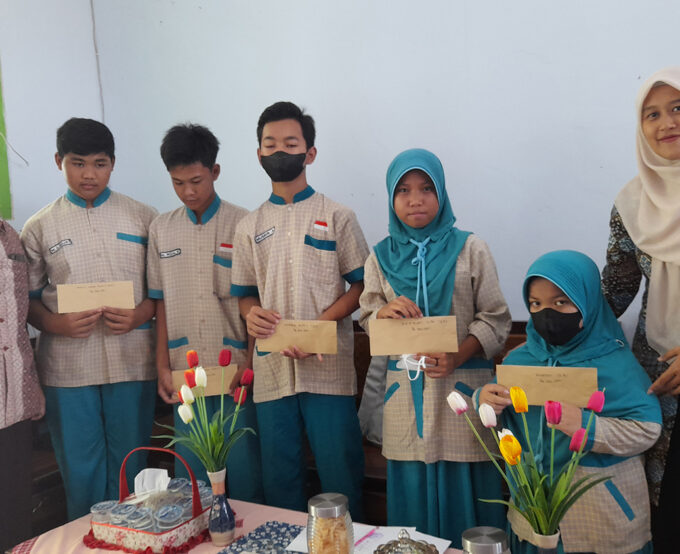 MTsN 10 Blitar Salurkan Manfaat Dana UPZ untuk Siswa Yatim, Piatu, dan Kurang Mampu
