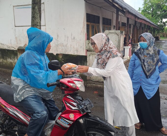 MTsN 10 Blitar Berbagi Takjil