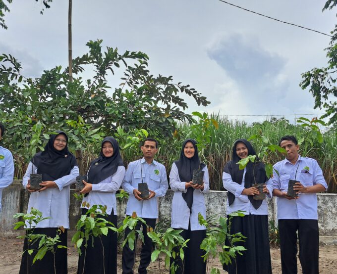 MTsN 10 Blitar Ikut Gerakan Menanam 1 Juta Pohon Matoa di Hari Bumi ke‑55