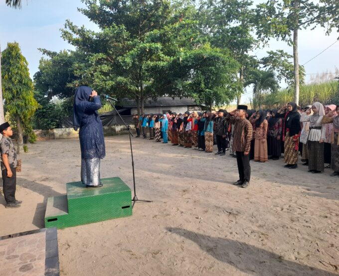 MTsN 10 Blitar Gelar Upacara Hari Pendidikan Nasional Tahun 2025
