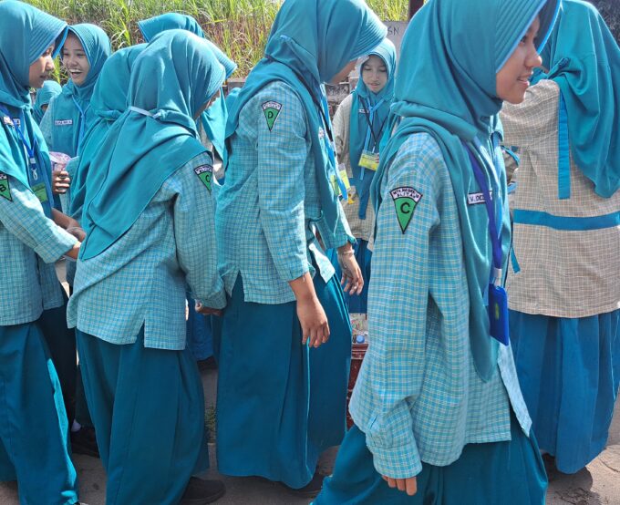 MTsN 10 Blitar Gelar Apel Pagi dan Aksi Bersih Sampah Plastik Peringati Hari Lingkungan Hidup Sedunia