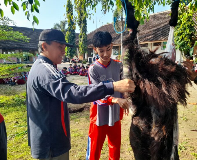MTsN 10 Blitar Gelar Latihan Sembelih Hewan Kurban dalam Rangka Peringatan Idul Adha 1446 H