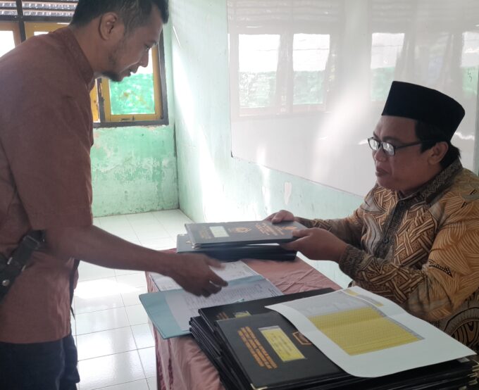 Pembagian Rapor Semester Genap Tahun Pelajaran 2024/2025 di MTsN 10 Blitar