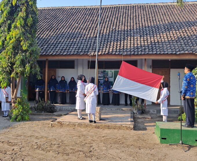 Upacara Bendera Peringatan HUT ke-80 Republik Indonesia di MTsN 10 Blitar