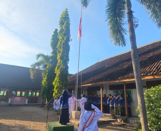 Upacara Bendera Rutin Setiap Tanggal 17 di MTsN 10 Blitar