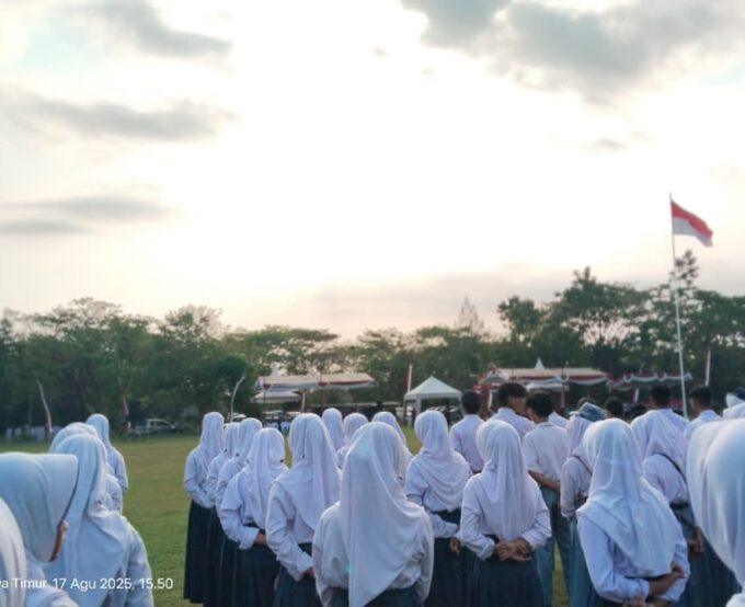 MTsN 10 Blitar Ikuti Upacara Penurunan Bendera HUT ke-80 RI di Kecamatan Ponggok