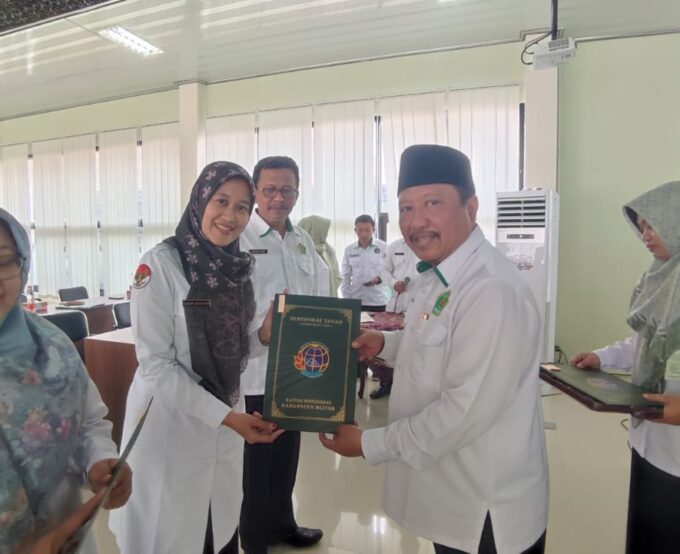 Penyerahan Sertipikat Tanah untuk Pembangunan Sarana Pendidikan Permanen di MTsN 10 Blitar