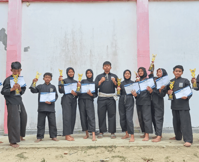 TIM PENCAK SILAT MTSN 10 BLITAR RAIH PRESTASI GEMILANG DI SANANKULON CUP II 2024