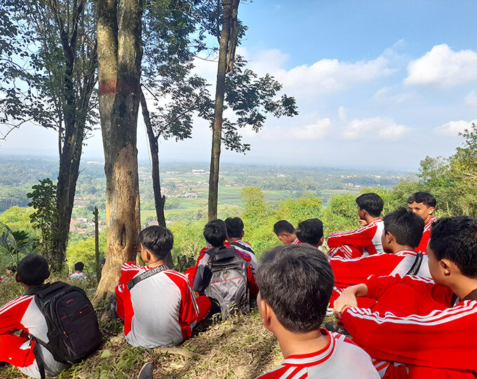 MTsN 10 Blitar Gelar Outing Class ke Bukit Pertapaan