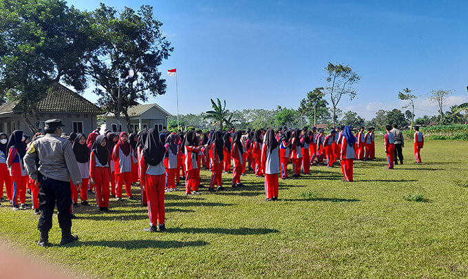 MTsN 10 Blitar Gelar Latihan Bela Negara di Lapangan TNI AU