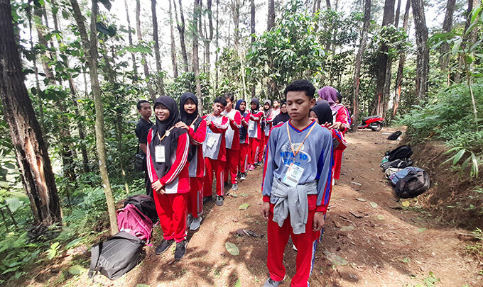 MTsN 10 Blitar Gelar LDKS di Wisata Air Terjun Coban Tekik