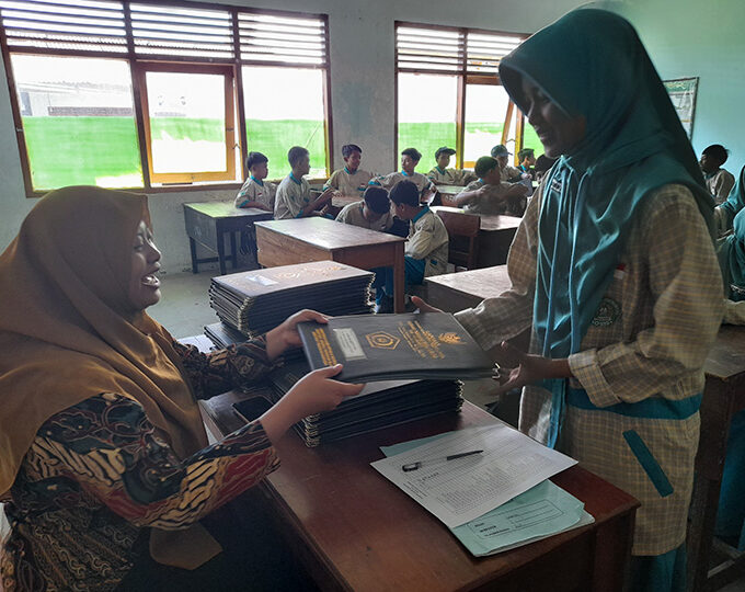 MTsN 10 Blitar Gelar Penyerahan Rapor Semester Gasal Tahun Pelajaran 2023/2024