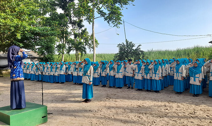 MTsN 10 Blitar Gelar Upacara Hari Pendidikan Nasional
