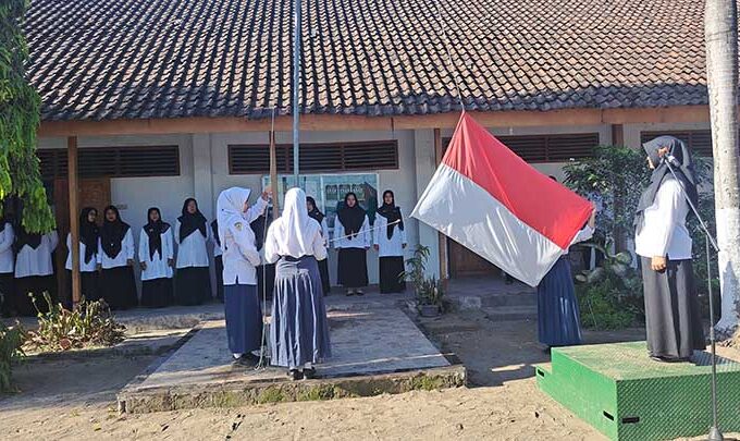 MTsN 10 Blitar Gelar Pembiasaan Upacara Bendera dan Penyerahan Hadiah Pemenang Lomba HUT RI ke-80
