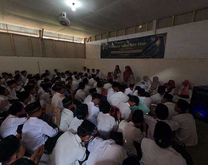 MTsN 10 Blitar Peringati Tahun Baru Islam 1446 H dengan Doa Bersama dan Pawai Keagamaan