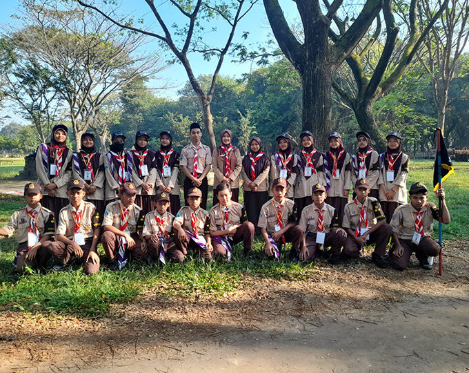 MTsN 10 Blitar Ikuti Upacara Hari Pramuka ke-62 di Kesambi Tree Park