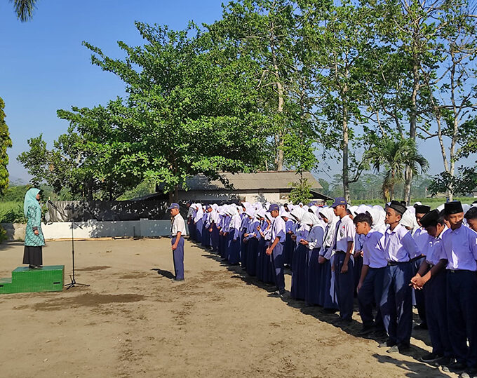 MTsN 10 Blitar Gelar Upacara Peringatan Hari Kesaktian Pancasila dan Hari Batik Nasional