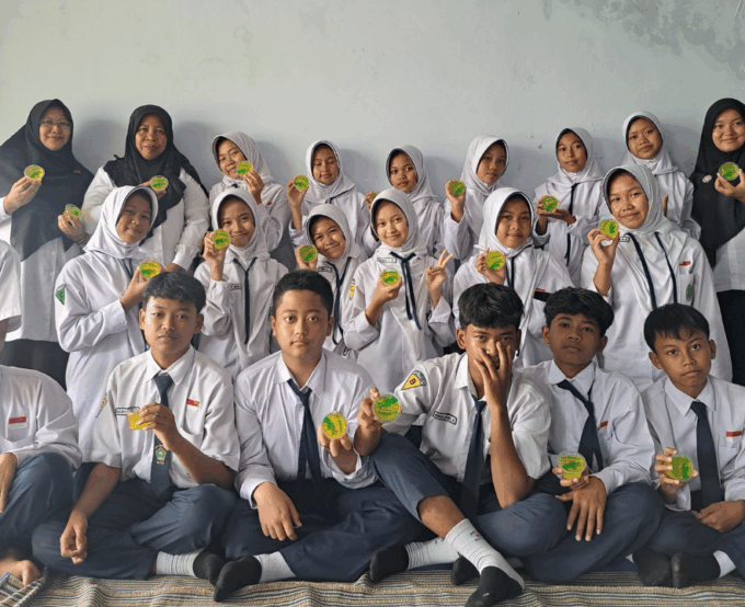 Outdoor Learning Kewirausahaan: Siswa MTsN 10 Blitar Belajar dari UMKM Sari Belimbing