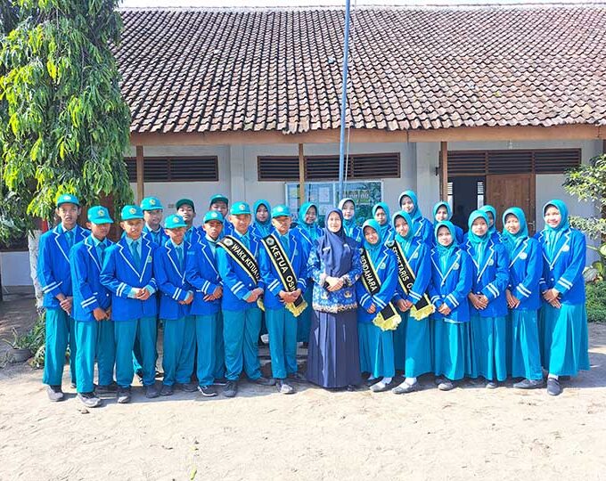MTsN 10 Blitar Gelar Upacara Hari Kesaktian Pancasila dan Pelantikan OSIM Masa Bakti 2025/2026