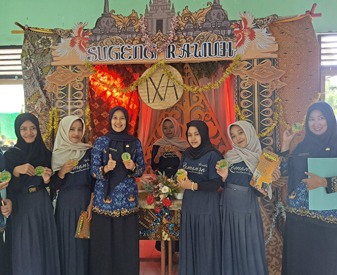 MTsN 10 Blitar Tutup Bulan Bahasa dengan Bazar dan Gelar Karya Spektakuler