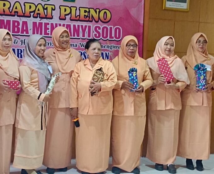 Guru MTsN 10 Blitar Raih Juara dalam Lomba Menyanyi Solo Dharma Wanita Persatuan Kemenag Kabupaten Blitar
