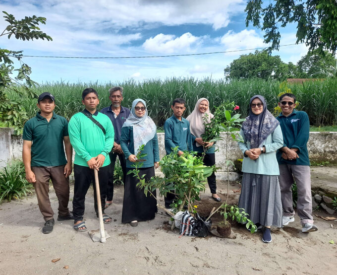 MTsN 10 Blitar Gelar Gerakan Menanam Sejuta Pohon (GEMA SETAHON) dalam Rangka Hari Amal Bhakti Kemenag RI ke-79