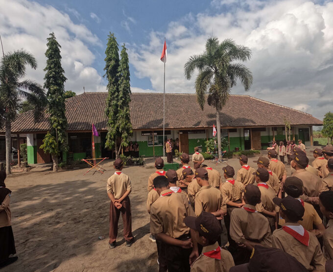 MTsN 10 Blitar Gelar Upacara Penerimaan Tamu Penggalang dengan Semangat Kebersamaan