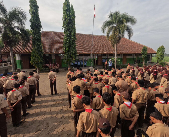 MTsN 10 Blitar Laksanakan Pembiasaan Upacara Bendera di Awal Bulan November