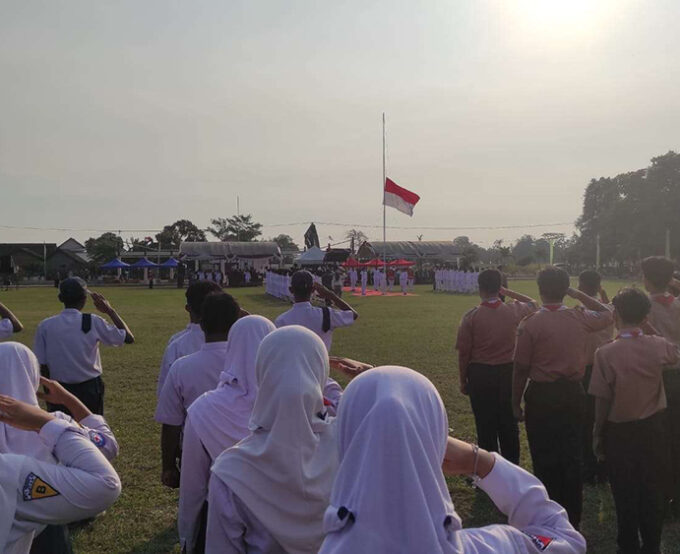 MTsN 10 Blitar Ikuti Upacara Hari Kemerdekaan ke-79 Tingkat Kecamatan Ponggok