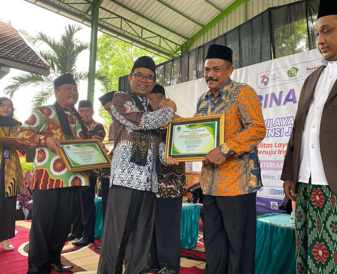Komite MTsN 10 Blitar Terima Penghargaan dari KaKanwil Kemenag Jatim Atas Kontribusi Hibah Tanah untuk Pembangunan RKB