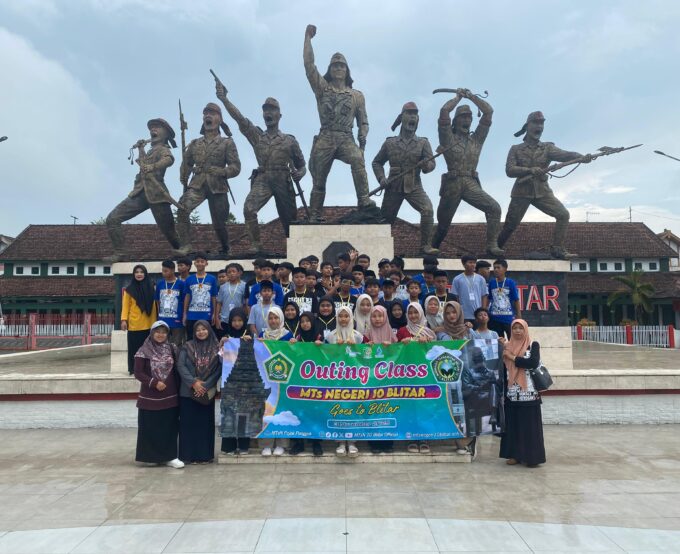 Siswa MTsN 10 Blitar Belajar Sejarah Melalui Outing Class ke Situs Bersejarah Kota Blitar