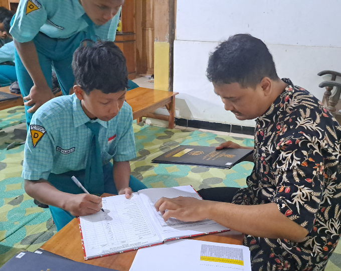 MTsN 10 Blitar Laksanakan Pengambilan Rapor Semester Ganjil 2025/2026 Secara Tatap Muka di Kelas