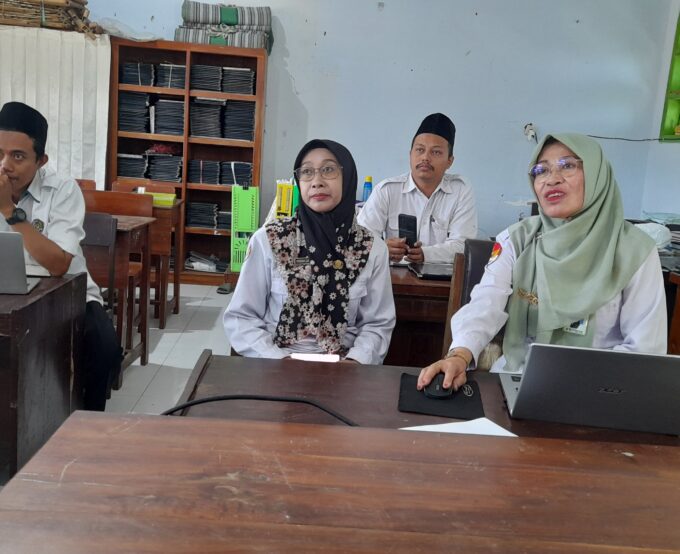 MTsN 10 Blitar Terima Kunjungan Monitoring dan Evaluasi dari Pengawas Madrasah