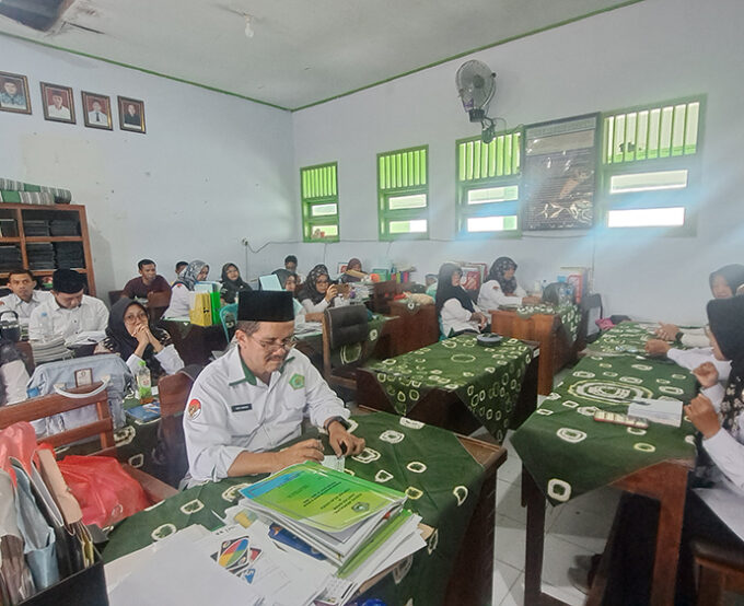 Rapat Dinas MTsN 10 Blitar Bahas Persiapan Kegiatan dan Program Strategis Madrasah
