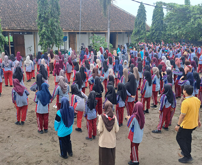 Senam Pagi MTsN 10 Blitar: Wujudkan Kebugaran dan Kebersamaan