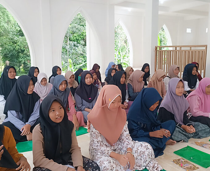 Pondok Ramadhan Putri MTsN 10 Blitar Resmi Ditutup, Kakankemenag Beri Penguatan Ibadah di Kajian Malam