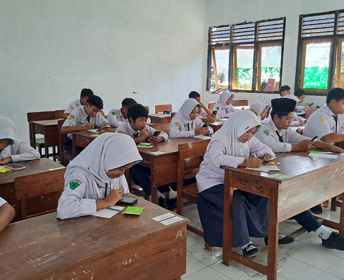 SAT Berjalan Lancar, Siswa MTsN 10 Blitar Ikuti Ujian dengan Semangat