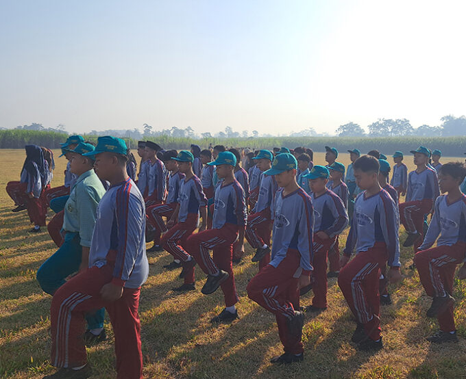 MTsN 10 Blitar Gelar Pembinaan Karakter melalui Latihan Baris-Berbaris Bersama Polri dan TNI