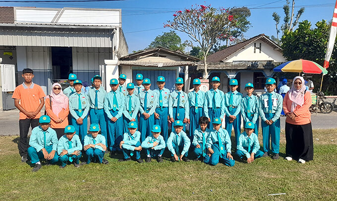 Tim PBB MTsN 10 Blitar Raih Tiga Prestasi Gerak Jalan